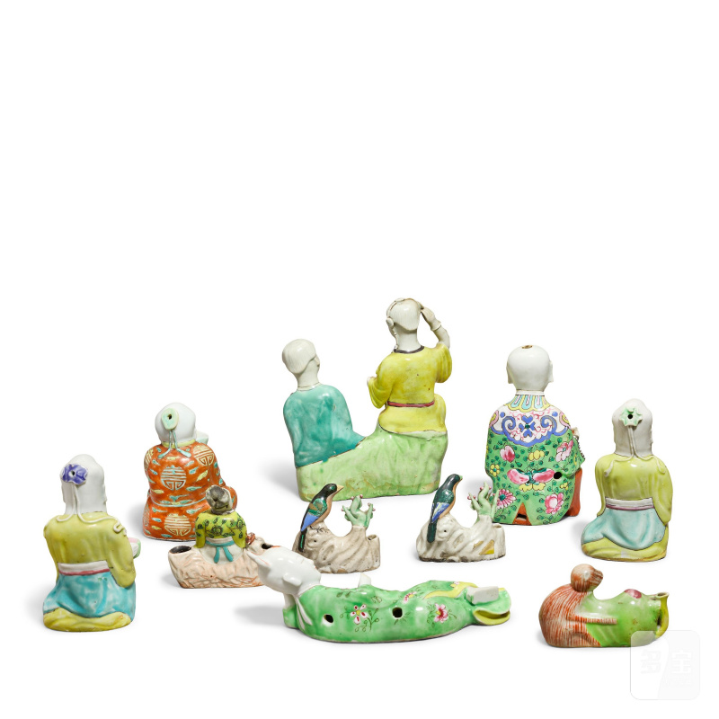 清乾隆 粉彩人像、水滴及壁瓶一组 | TEN FAMILLE ROSE GROUPS, COMPRISING FIGURES, WATER-DROPPERS AND A WALL VASE - 图2